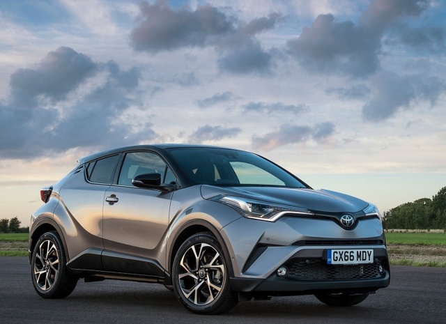 Toyota C-HR, mimo faktu, że jest na rynku dopiero od 2016 roku, już zdążyła zdobyć serca wielu kierowców bardzo ciekawą stylistyką, funkcjonalnością, dobrymi właściwościami jezdnymi oraz uniwersalnością. Idealny miejski crossover powinien mieć również odpowiednie jednostki napędowe. W ofercie znajdziemy dwie – benzynową i hybrydową. Którą wybrać?
Fot. Archiwum Toyota C-HR, mimo faktu, że jest na rynku dopiero od 2016 roku, już zdążyła zdobyć serca wielu kierowców bardzo ciekawą stylistyką, funkcjonalnością, dobrymi właściwościami jezdnymi oraz uniwersalnością. Idealny miejski crossover powinien mieć również odpowiednie jednostki napędowe. W ofercie znajdziemy dwie – benzynową i hybrydową. Którą wybrać?
Fot. Archiwum