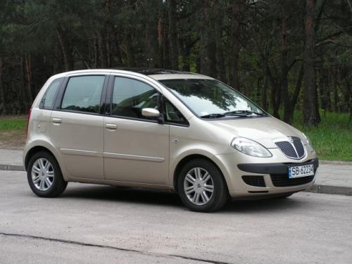 Fot. R. Polit: Lancia Musa jest blisko spokrewniona z Fiatem Ideą, ale to właśnie Lancia wzbudza zainteresowanie na ulicy. Fot. R. Polit: Lancia Musa jest blisko spokrewniona z Fiatem Ideą, ale to właśnie Lancia wzbudza zainteresowanie na ulicy.