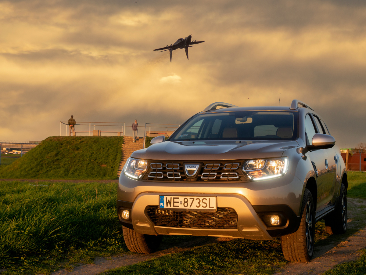 Dacia Duster
Duster pozbył się „przypadłości” wieku dziecięcego. Wszelkie zmiany, tak zewnętrzne, jak i wewnętrzne zostały dokonane „z głową” i z korzyścią dla samego modelu, a przede wszystkim wygody użytkownika. Jeśli zatem poprzednik sprzedawał się świetnie, to ten powinien wręcz rewelacyjnie.
Fot. Mike Mareen Dacia Duster
Duster pozbył się „przypadłości” wieku dziecięcego. Wszelkie zmiany, tak zewnętrzne, jak i wewnętrzne zostały dokonane „z głową” i z korzyścią dla samego modelu, a przede wszystkim wygody użytkownika. Jeśli zatem poprzednik sprzedawał się świetnie, to ten powinien wręcz rewelacyjnie.
Fot. Mike Mareen