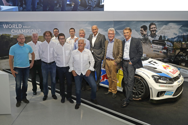 Pół wieku historii z sukcesami – wystawa poświęcona 50. rocznicy powstania Volkswagen Motorsport została oficjalnie otwarta w Berlinie. Prócz trzykrotnego rajdowego mistrza świata Sebastiéna Ogiera w uroczystości uczestniczyli także były rajdowy mistrz świata Luis Moya, legenda sportów motorowych Hans-Joachim „Strietzel” Stuck, a także inni bohaterowie, którzy przez 50 lat historii Volkswagen Motorsport budowali jego sukcesy / Fot. Volkswagen Pół wieku historii z sukcesami – wystawa poświęcona 50. rocznicy powstania Volkswagen Motorsport została oficjalnie otwarta w Berlinie. Prócz trzykrotnego rajdowego mistrza świata Sebastiéna Ogiera w uroczystości uczestniczyli także były rajdowy mistrz świata Luis Moya, legenda sportów motorowych Hans-Joachim „Strietzel” Stuck, a także inni bohaterowie, którzy przez 50 lat historii Volkswagen Motorsport budowali jego sukcesy / Fot. Volkswagen