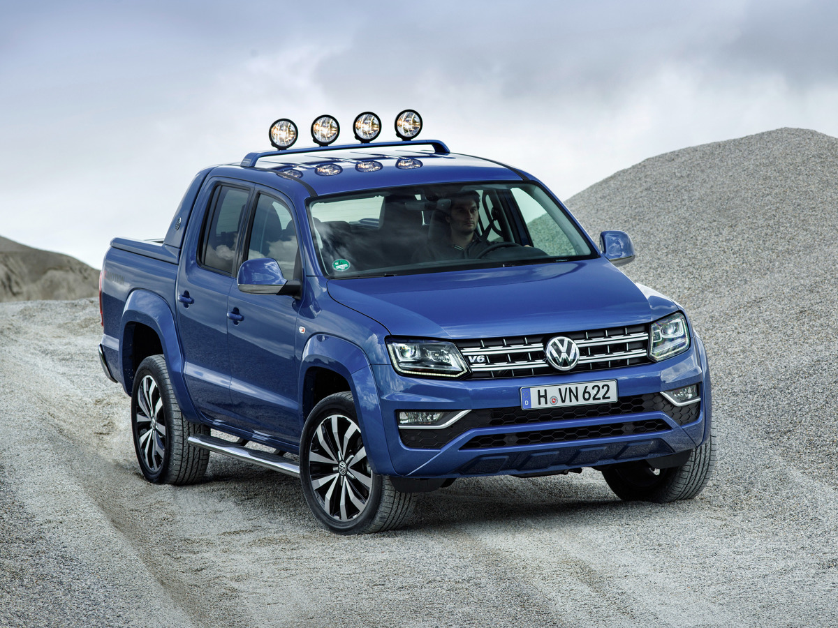 Volkswagen Amarok
Klienci będą mogli wybrać Amaroka z silnikiem V6 o pojemności 2967 cm3 w jednym z trzech wariantów mocy: 120 kW/163 KM, 150 kW/204 KM oraz 165 kW/224 KM. Dodatkowo funkcja overboost czasowo potrafi dostarczyć 15kW/20 KM więcej. Wszystkie wersje silnika V6 TDI spełniają normę emisji spalin EU6.
Fot. Volkswagen Volkswagen Amarok
Klienci będą mogli wybrać Amaroka z silnikiem V6 o pojemności 2967 cm3 w jednym z trzech wariantów mocy: 120 kW/163 KM, 150 kW/204 KM oraz 165 kW/224 KM. Dodatkowo funkcja overboost czasowo potrafi dostarczyć 15kW/20 KM więcej. Wszystkie wersje silnika V6 TDI spełniają normę emisji spalin EU6.
Fot. Volkswagen