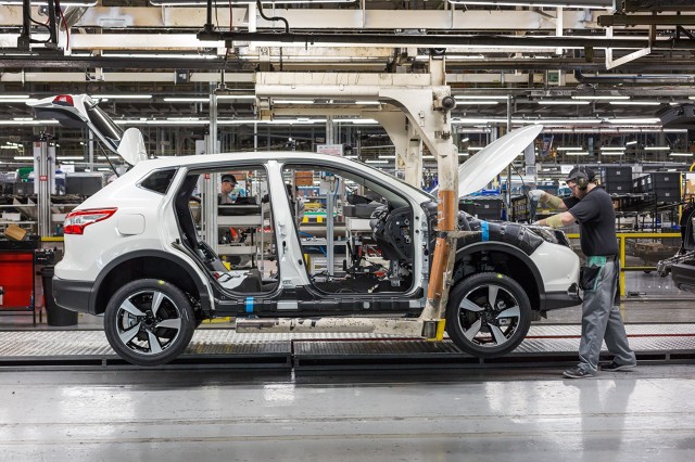 Nissan Qashqai
Qashqai jest obecnie pojazdem wyprodukowanym w największej liczbie egzemplarzy w europejskich zakładach Nissana. Wcześniej rekord ten należał do innego kultowego samochodu na rynku europejskim – miejskiego Nissana Micra. W Sunderland Nissan produkuje około 1200 egzemplarzy modelu Qashqai dziennie.
Fot. Nissan Nissan Qashqai
Qashqai jest obecnie pojazdem wyprodukowanym w największej liczbie egzemplarzy w europejskich zakładach Nissana. Wcześniej rekord ten należał do innego kultowego samochodu na rynku europejskim – miejskiego Nissana Micra. W Sunderland Nissan produkuje około 1200 egzemplarzy modelu Qashqai dziennie.
Fot. Nissan