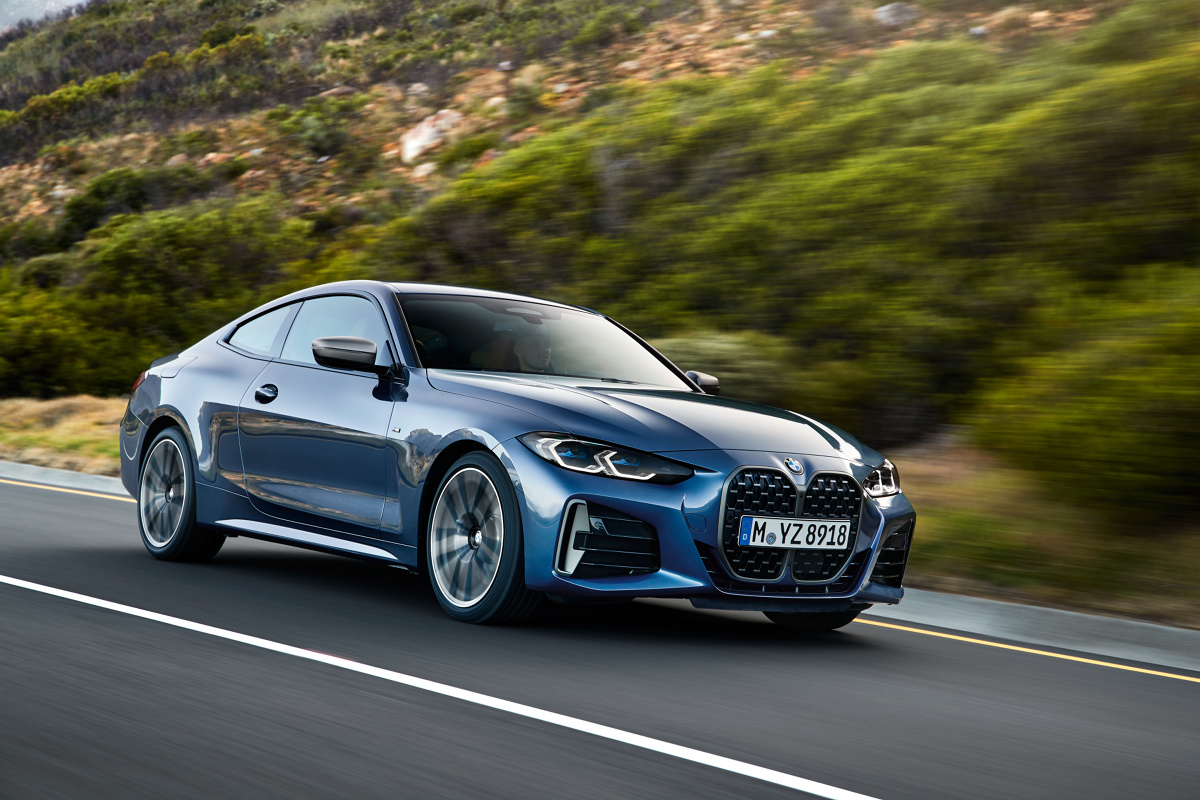 BMW serii 4 Coupe
Najnowsza generacja dwudrzwiowego sportowego modelu klasy średniej premium zaprezentowana. Nowe BMW serii 4 Coupe wyróżnia się olbrzymimi "nerkami" - charakterystycznym znakiem rozpoznawczym bawarskiej marki. Na początku sprzedaży oferowanych będzie pięć wariantów i po raz pierwszy również sportowe BMW M440i xDrive Coupé.
Fot. BMW BMW serii 4 Coupe
Najnowsza generacja dwudrzwiowego sportowego modelu klasy średniej premium zaprezentowana. Nowe BMW serii 4 Coupe wyróżnia się olbrzymimi "nerkami" - charakterystycznym znakiem rozpoznawczym bawarskiej marki. Na początku sprzedaży oferowanych będzie pięć wariantów i po raz pierwszy również sportowe BMW M440i xDrive Coupé.
Fot. BMW