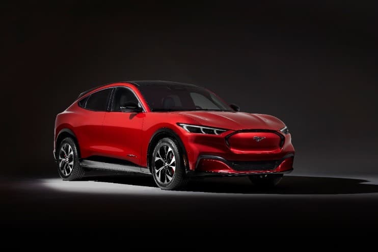 Ford Mustang Mach-E
Najmocniejsza odmiana – Mach-E GT z napędem na cztery koła ma dysponować silnikiem generującym 465 KM i 830 Nm momentu obrotowego. Przyspieszenie o 100 km/h zajmie poniżej 5 sekund. Odmiana Mach-E 4X z napędem na cztery koła będzie oferowana z akumulatorami w dwóch wersjach pojemności. Z mniejszym ma przejeżdżać 420 km, z większym – ponad Ford Mustang Mach-E550 km.
Fot. Ford Ford Mustang Mach-E
Najmocniejsza odmiana – Mach-E GT z napędem na cztery koła ma dysponować silnikiem generującym 465 KM i 830 Nm momentu obrotowego. Przyspieszenie o 100 km/h zajmie poniżej 5 sekund. Odmiana Mach-E 4X z napędem na cztery koła będzie oferowana z akumulatorami w dwóch wersjach pojemności. Z mniejszym ma przejeżdżać 420 km, z większym – ponad Ford Mustang Mach-E550 km.
Fot. Ford