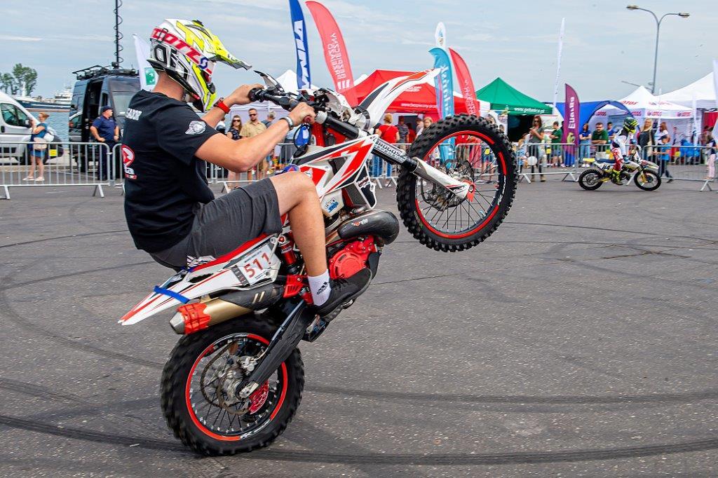 7 lipca (sobota) w Gdyni na Skwerze Kościuszki przy molo Południowym - parking przed Akwarium Gdyńskim odbyła się kolejna edycja Moto Safety Day. Promocja kultury motoryzacyjnej, bezpieczeństwa na drodze, poszanowania środowiska naturalnego oraz elektromobilności to najważniejsze aspekty wydarzenia.
Fot. materiały prasowe 7 lipca (sobota) w Gdyni na Skwerze Kościuszki przy molo Południowym - parking przed Akwarium Gdyńskim odbyła się kolejna edycja Moto Safety Day. Promocja kultury motoryzacyjnej, bezpieczeństwa na drodze, poszanowania środowiska naturalnego oraz elektromobilności to najważniejsze aspekty wydarzenia.
Fot. materiały prasowe