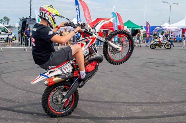 7 lipca (sobota) w Gdyni na Skwerze Kościuszki przy molo Południowym - parking przed Akwarium Gdyńskim odbyła się kolejna edycja Moto Safety Day. Promocja kultury motoryzacyjnej, bezpieczeństwa na drodze, poszanowania środowiska naturalnego oraz elektromobilności to najważniejsze aspekty wydarzenia.
Fot. materiały prasowe 7 lipca (sobota) w Gdyni na Skwerze Kościuszki przy molo Południowym - parking przed Akwarium Gdyńskim odbyła się kolejna edycja Moto Safety Day. Promocja kultury motoryzacyjnej, bezpieczeństwa na drodze, poszanowania środowiska naturalnego oraz elektromobilności to najważniejsze aspekty wydarzenia.
Fot. materiały prasowe