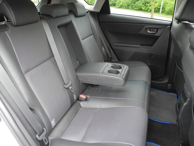 Toyota Auris Hybdrid
Toyota Auris jest dostępna w dwóch pięciodrzwiowych wersjach nadwoziowych - jako hatchback i kombi. Jako sedan auto występuje pod dobrze znaną Corolla. Jednak w tym wydaniu nie ma napędu hybrydowego.
Fot. Wojciech Frelichowski Toyota Auris Hybdrid
Toyota Auris jest dostępna w dwóch pięciodrzwiowych wersjach nadwoziowych - jako hatchback i kombi. Jako sedan auto występuje pod dobrze znaną Corolla. Jednak w tym wydaniu nie ma napędu hybrydowego.
Fot. Wojciech Frelichowski