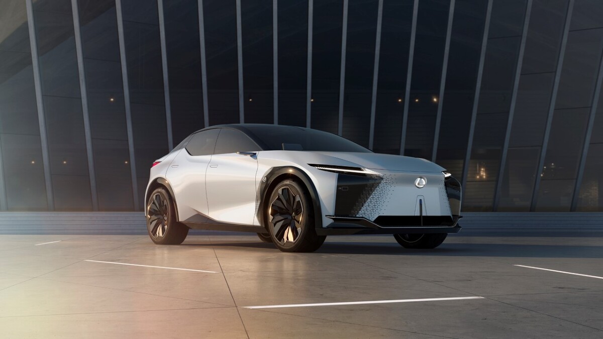 Choć wielu kierowców i entuzjastów motoryzacji spogląda w stronę elektryfikacji niezbyt przychylnym okiem, warto pamiętać, że dla producentów marek premium zastosowanie elektrycznego napędu ma zagwarantować nie tylko niższą emisję dwutlenku węgla w gamie modelowej, ale i zapewnić doskonałe osiągi. Elektryczne auta potrafią zachwycać parametrami i na nowo definiują pojęcie kultury i płynności pracy napędu. Lexus zapowiada, że nie inaczej będzie w przypadku jego nadchodzących, w pełni elektrycznych modeli.
Fot. Lexus Choć wielu kierowców i entuzjastów motoryzacji spogląda w stronę elektryfikacji niezbyt przychylnym okiem, warto pamiętać, że dla producentów marek premium zastosowanie elektrycznego napędu ma zagwarantować nie tylko niższą emisję dwutlenku węgla w gamie modelowej, ale i zapewnić doskonałe osiągi. Elektryczne auta potrafią zachwycać parametrami i na nowo definiują pojęcie kultury i płynności pracy napędu. Lexus zapowiada, że nie inaczej będzie w przypadku jego nadchodzących, w pełni elektrycznych modeli.
Fot. Lexus