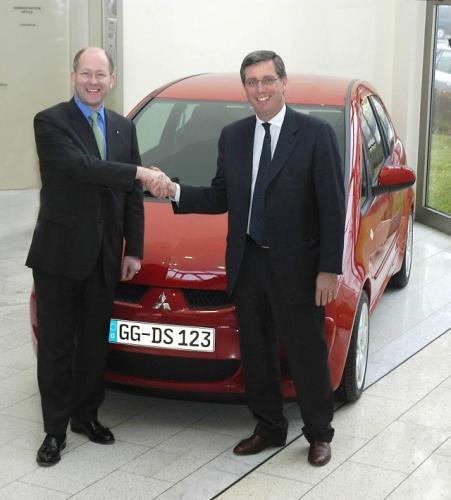 Fot. Mitsubishi: Umowę w sprawie przygotowania Colta Cabrio podpisali Tim Tozer - Prezes Mitsubishi Motors Europe (z lewej) i Andrea Pininfarina – Prezes Pininfariny (z prawej). Fot. Mitsubishi: Umowę w sprawie przygotowania Colta Cabrio podpisali Tim Tozer - Prezes Mitsubishi Motors Europe (z lewej) i Andrea Pininfarina – Prezes Pininfariny (z prawej).