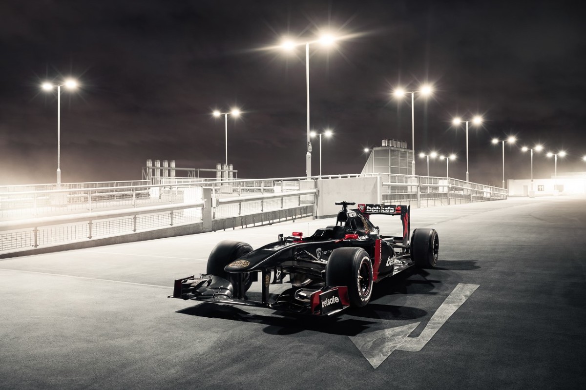 Po raz pierwszy w historii motoryzacji, samochód Formuły 1 został przygotowany tak, aby mógł wyruszyć w trasę po publicznych jezdniach europejskich miast. Obok aut marki Porsche, Bentley i McLaren uczestnicy Gumball 3000 będą mogli podziwiać jedyny w swoim rodzaju 2011 Sauber C30 F1 - zbudowany przy współpracy z ekspertami F1 z Only The Fast / Fot. materiały prasowe Po raz pierwszy w historii motoryzacji, samochód Formuły 1 został przygotowany tak, aby mógł wyruszyć w trasę po publicznych jezdniach europejskich miast. Obok aut marki Porsche, Bentley i McLaren uczestnicy Gumball 3000 będą mogli podziwiać jedyny w swoim rodzaju 2011 Sauber C30 F1 - zbudowany przy współpracy z ekspertami F1 z Only The Fast / Fot. materiały prasowe