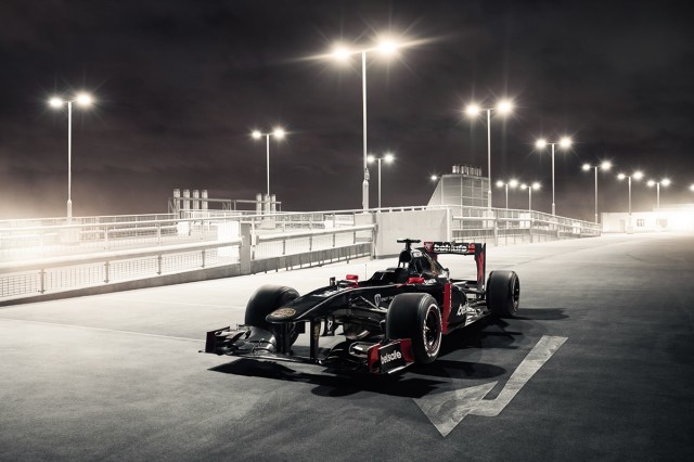 Po raz pierwszy w historii motoryzacji, samochód Formuły 1 został przygotowany tak, aby mógł wyruszyć w trasę po publicznych jezdniach europejskich miast. Obok aut marki Porsche, Bentley i McLaren uczestnicy Gumball 3000 będą mogli podziwiać jedyny w swoim rodzaju 2011 Sauber C30 F1 - zbudowany przy współpracy z ekspertami F1 z Only The Fast / Fot. materiały prasowe Po raz pierwszy w historii motoryzacji, samochód Formuły 1 został przygotowany tak, aby mógł wyruszyć w trasę po publicznych jezdniach europejskich miast. Obok aut marki Porsche, Bentley i McLaren uczestnicy Gumball 3000 będą mogli podziwiać jedyny w swoim rodzaju 2011 Sauber C30 F1 - zbudowany przy współpracy z ekspertami F1 z Only The Fast / Fot. materiały prasowe