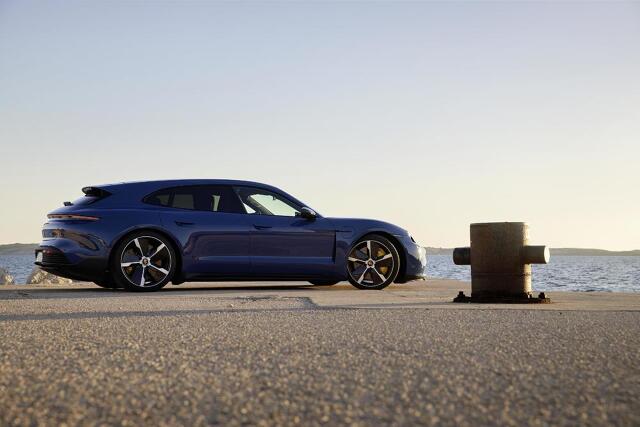Porsche Taycan Sport Turismo
Taycan Sport Turismo to najnowszy wariant nadwoziowy elektrycznego samochodu sportowego Porsche – trzeci po sportowej limuzynie oraz Cross Turismo. Nowością w ofercie dodatkowego wyposażenia dla Porsche Taycan Sport Turismo jest panoramiczny dach z funkcją kontroli stopnia nasłonecznienia, czyli elektryczną ochroną przed oślepianiem.
Fot. Porsche Porsche Taycan Sport Turismo
Taycan Sport Turismo to najnowszy wariant nadwoziowy elektrycznego samochodu sportowego Porsche – trzeci po sportowej limuzynie oraz Cross Turismo. Nowością w ofercie dodatkowego wyposażenia dla Porsche Taycan Sport Turismo jest panoramiczny dach z funkcją kontroli stopnia nasłonecznienia, czyli elektryczną ochroną przed oślepianiem.
Fot. Porsche