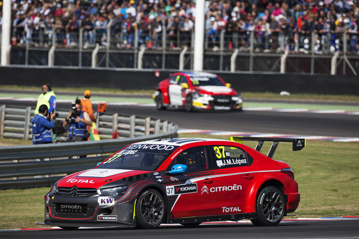 Tom Chilton, jadący Citroenem C-Elysee WTCC w barwach zespołu Sebastien Loeb Racing, wykorzystał swoją pozycję w pierwszej linii na starcie wyścigu otwierającego i wyszedł na prowadzenie. Po doskonałym rozpoczęciu wyścigu brytyjski kierowca wyprzedzał w walce o miejsca na podium Johna Filippiego, Roba Huffa i Yvana Mullera / Fot. Citroen Tom Chilton, jadący Citroenem C-Elysee WTCC w barwach zespołu Sebastien Loeb Racing, wykorzystał swoją pozycję w pierwszej linii na starcie wyścigu otwierającego i wyszedł na prowadzenie. Po doskonałym rozpoczęciu wyścigu brytyjski kierowca wyprzedzał w walce o miejsca na podium Johna Filippiego, Roba Huffa i Yvana Mullera / Fot. Citroen