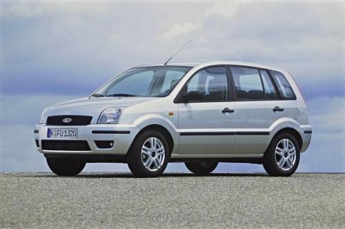 Fot. Ford: Ford Fusion wykorzystuje wiele elementów z modelu Fiesta. Jest od niej o 7 cm wyższy i 10 cm dłuższy. Fot. Ford: Ford Fusion wykorzystuje wiele elementów z modelu Fiesta. Jest od niej o 7 cm wyższy i 10 cm dłuższy.
