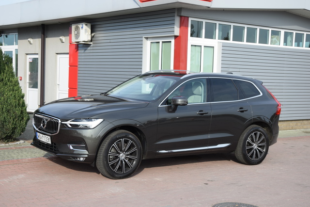 Volvo XC60
W naszym teście Volvo XC60 II generacji w wersji Inscription z silnikiem D4 2.0 o mocy 190 KM z 8-biegową, automatyczną skrzynią biegów Geartronic i napędem 4x4. Mierzy prawie 4,7 m długości, do 100 km/h rozpędza się w 8,4 sekundy i osiąga prędkość maksymalną 205 km/h. W prezentowanej wersji kosztuje 217 400 zł.
Fot. Marcin Rejmer Volvo XC60
W naszym teście Volvo XC60 II generacji w wersji Inscription z silnikiem D4 2.0 o mocy 190 KM z 8-biegową, automatyczną skrzynią biegów Geartronic i napędem 4x4. Mierzy prawie 4,7 m długości, do 100 km/h rozpędza się w 8,4 sekundy i osiąga prędkość maksymalną 205 km/h. W prezentowanej wersji kosztuje 217 400 zł.
Fot. Marcin Rejmer