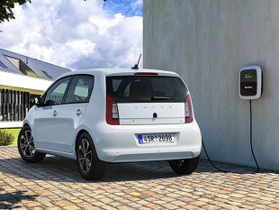 Ładowanie samochodów elektrycznych wykorzystując dostępną miejską infrastrukturę lub ładowarki na stacjach benzynowych jest w miarę proste. Jednak jeśli chcemy ładować nasze elektryczne auto w podziemnym garażu budynku wielorodzinnego, gdzie nie przewidziano odpowiedniej infrastruktury, możemy natrafić na spore problemy.
Fot. Skoda