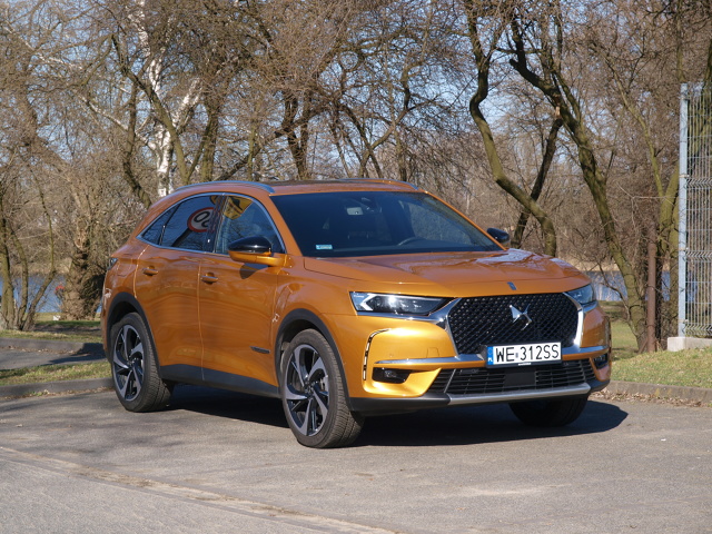 DS 7 Crossback Grand Chic
Auto ma długość bez mała 4,6 m za to szerokość przekracza 1,9 m, nie licząc lusterek. Za poczucie komfortu odpowiada przede wszystkim szerokość. Można się rozeprzeć na fotelu i z jego wyżyn śledzić sytuację na drodze. Będąc osobą wysoką lub odpowiednio ustawiając fotel, można widzieć zza kierownicy krawędzie przednich błotników.
Fot. Michał Kij DS 7 Crossback Grand Chic
Auto ma długość bez mała 4,6 m za to szerokość przekracza 1,9 m, nie licząc lusterek. Za poczucie komfortu odpowiada przede wszystkim szerokość. Można się rozeprzeć na fotelu i z jego wyżyn śledzić sytuację na drodze. Będąc osobą wysoką lub odpowiednio ustawiając fotel, można widzieć zza kierownicy krawędzie przednich błotników.
Fot. Michał Kij