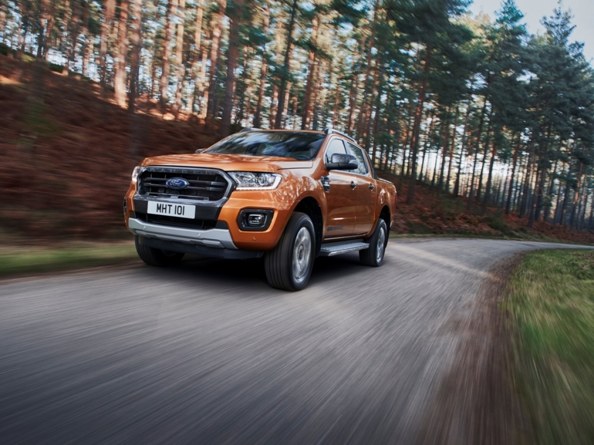 Ford Ranger
Nowy Ranger, zgodnie ze swoim przeznaczeniem, został skonstruowany tak, aby radzić sobie w ekstremalnym terenie, zarówno pracując jak i służąc rekreacji. Pomaga w tym wiodąca w klasie głębokość brodzenia do 800 mm oraz prześwit wynoszący 230 mm. Kąt natarcia wynoszący 29-stopni oraz 21-stopniowy kąt zejścia pozwalają kierowcy czuć się pewnie przy pokonywaniu stromych przeszkód terenowych. Zdolnościom terenowym towarzyszy możliwość uciągu przyczepy o masie do 3 500 kg, oraz ładowność do 1252 kg.
Fot. Ford
Ford Ranger
Nowy Ranger, zgodnie ze swoim przeznaczeniem, został skonstruowany tak, aby radzić sobie w ekstremalnym terenie, zarówno pracując jak i służąc rekreacji. Pomaga w tym wiodąca w klasie głębokość brodzenia do 800 mm oraz prześwit wynoszący 230 mm. Kąt natarcia wynoszący 29-stopni oraz 21-stopniowy kąt zejścia pozwalają kierowcy czuć się pewnie przy pokonywaniu stromych przeszkód terenowych. Zdolnościom terenowym towarzyszy możliwość uciągu przyczepy o masie do 3 500 kg, oraz ładowność do 1252 kg.
Fot. Ford