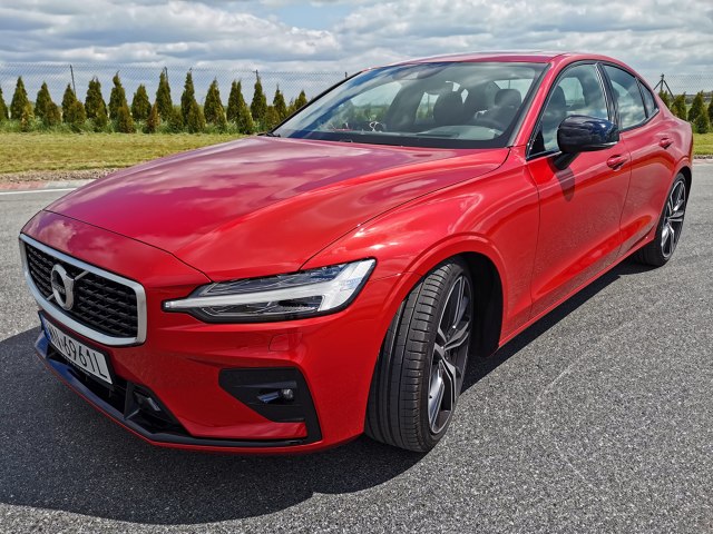 Z nowym Volvo S60 spędziliśmy bardzo intensywny dzień, w trakcie którego jeździliśmy w miejskim korku, wąskimi, wiejskimi drogami, drogą ekspresową, autostradą i co najważniejsze na Torze Łódź, w tym na płycie poślizgowej.
Fot. Jacek Wasilewski Z nowym Volvo S60 spędziliśmy bardzo intensywny dzień, w trakcie którego jeździliśmy w miejskim korku, wąskimi, wiejskimi drogami, drogą ekspresową, autostradą i co najważniejsze na Torze Łódź, w tym na płycie poślizgowej.
Fot. Jacek Wasilewski