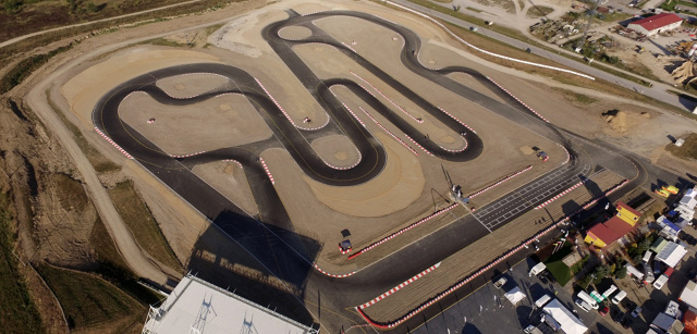 Piątek 15 września był wyjątkowy w polskim sporcie motorowym. Tego dnia oficjalnie na Autodromie Słomczyn Prezes Polskiego Związku Motorowego Andrzej Witkowski, Przewodniczący Głównej Komisji Sportu Kartingowego Mirosław Czub oraz Prezes Automobilklubu Rzemieślnik Sebastian Kołakowski przecięli wstęgę otwierając nowy rozdział w historii tego obiektu / Fot. materiały prasowe Piątek 15 września był wyjątkowy w polskim sporcie motorowym. Tego dnia oficjalnie na Autodromie Słomczyn Prezes Polskiego Związku Motorowego Andrzej Witkowski, Przewodniczący Głównej Komisji Sportu Kartingowego Mirosław Czub oraz Prezes Automobilklubu Rzemieślnik Sebastian Kołakowski przecięli wstęgę otwierając nowy rozdział w historii tego obiektu / Fot. materiały prasowe