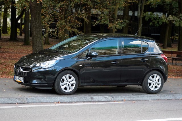 Opel Corsa
Historia tego modelu sięga 1982 r., obecnie jeździ po drogach już piąta generacja Corsy, zaprezentowana w 2014 r. W najnowszym wydaniu Corsa nie zyskała szczególnie rewolucyjnych zmian w nadwoziu.
Fot. Dariusz Dobosz Opel Corsa
Historia tego modelu sięga 1982 r., obecnie jeździ po drogach już piąta generacja Corsy, zaprezentowana w 2014 r. W najnowszym wydaniu Corsa nie zyskała szczególnie rewolucyjnych zmian w nadwoziu.
Fot. Dariusz Dobosz
