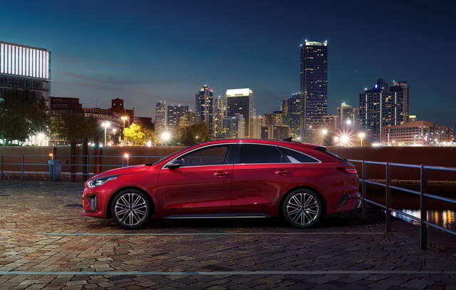 Nowa Kia ProCeed o pięciodrzwiowym nadwoziu typu shooting brake łączy elegancki design z przestronnością wnętrza i z funkcjonalnością kombi. ProCeed zaprezentowany zostanie szerokiej publiczności na początku października podczas Salonu Samochodowego w Paryżu. Sprzedaż auta wyłącznie w Europie rozpocznie się na przełomie roku.
Fot. KIA Nowa Kia ProCeed o pięciodrzwiowym nadwoziu typu shooting brake łączy elegancki design z przestronnością wnętrza i z funkcjonalnością kombi. ProCeed zaprezentowany zostanie szerokiej publiczności na początku października podczas Salonu Samochodowego w Paryżu. Sprzedaż auta wyłącznie w Europie rozpocznie się na przełomie roku.
Fot. KIA