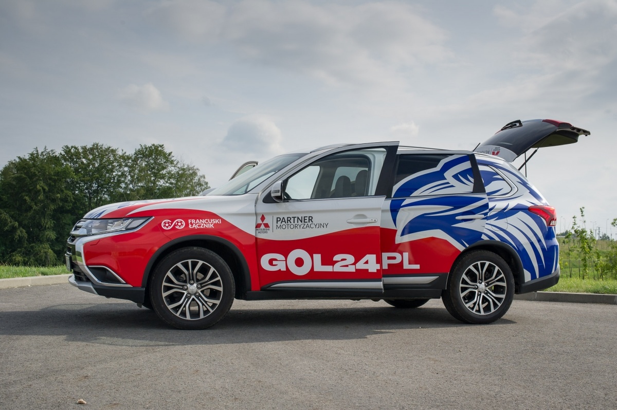 Mitsubishi Outlander
Tytułowy „Francuski Łącznik”, czyli dziennikarz Tomasz Bilewicz wyruszył do Francji, skąd będzie relacjonował mistrzostwa Europy w piłce nożnej. Dziennikarz będzie poruszał się po Francji specjalnie przygotowanym na tę okazję samochodem Mitsubishi Outlander.
Fot. Mitsubishi Mitsubishi Outlander
Tytułowy „Francuski Łącznik”, czyli dziennikarz Tomasz Bilewicz wyruszył do Francji, skąd będzie relacjonował mistrzostwa Europy w piłce nożnej. Dziennikarz będzie poruszał się po Francji specjalnie przygotowanym na tę okazję samochodem Mitsubishi Outlander.
Fot. Mitsubishi