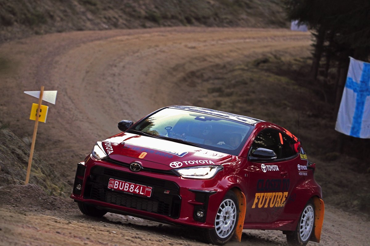 Toyota GR Yaris, nowy hot hatch japońskiej marki, sprawdza się w na trasach rajdowych mistrzostw świata. Samochód, który trafi do sprzedaży w drugiej połowie roku, przejedzie całą trasę Rajdu Szwecji, jednej z najbardziej wymagających prób w sezonie.
Fot. Toyota Gazoo Racing Toyota GR Yaris, nowy hot hatch japońskiej marki, sprawdza się w na trasach rajdowych mistrzostw świata. Samochód, który trafi do sprzedaży w drugiej połowie roku, przejedzie całą trasę Rajdu Szwecji, jednej z najbardziej wymagających prób w sezonie.
Fot. Toyota Gazoo Racing