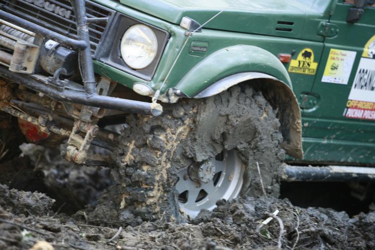 Puchar off-road - auta w błocie po okna. Zobacz zdjęcia Puchar off-road - auta w błocie po okna. Zobacz zdjęcia