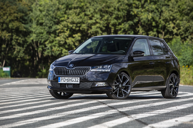 Skoda Fabia
Oferta silnikowa odświeżonej Skody Fabii zawiera cztery trzycylindrowe jednostki o pojemności 1.0 l. Wolnossące silniki MPI z wtryskiem pośrednim oferowane są w dwóch wariantach mocy: 60 KM i 75 KM. Jednostki TSI, wyposażone w turbosprężarkę oraz bezpośredni wtrysk paliwa, charakteryzują się odpowiednio mocą 95 KM i 110 KM. Silniki te dzięki zastosowaniu nowoczesnych rozwiązań wyróżniają się m.in. cichszą pracą i niskim poziomem wibracji. Najmocniejsza z wymienionych jednostek jest dostępna z siedmiostopniową przekładnią automatyczną DSG.
Fot. Skoda Skoda Fabia
Oferta silnikowa odświeżonej Skody Fabii zawiera cztery trzycylindrowe jednostki o pojemności 1.0 l. Wolnossące silniki MPI z wtryskiem pośrednim oferowane są w dwóch wariantach mocy: 60 KM i 75 KM. Jednostki TSI, wyposażone w turbosprężarkę oraz bezpośredni wtrysk paliwa, charakteryzują się odpowiednio mocą 95 KM i 110 KM. Silniki te dzięki zastosowaniu nowoczesnych rozwiązań wyróżniają się m.in. cichszą pracą i niskim poziomem wibracji. Najmocniejsza z wymienionych jednostek jest dostępna z siedmiostopniową przekładnią automatyczną DSG.
Fot. Skoda