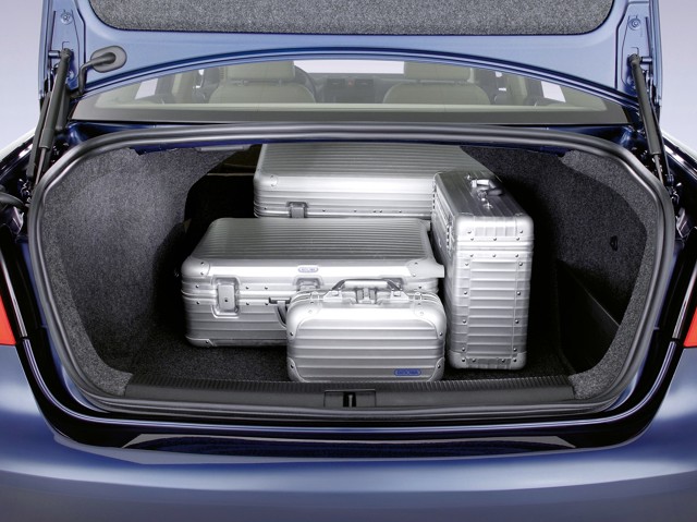 Poprawne mocowanie bagażu w samochodzie: siatki, pasy i maty. Poradnik

fot. Newspress
