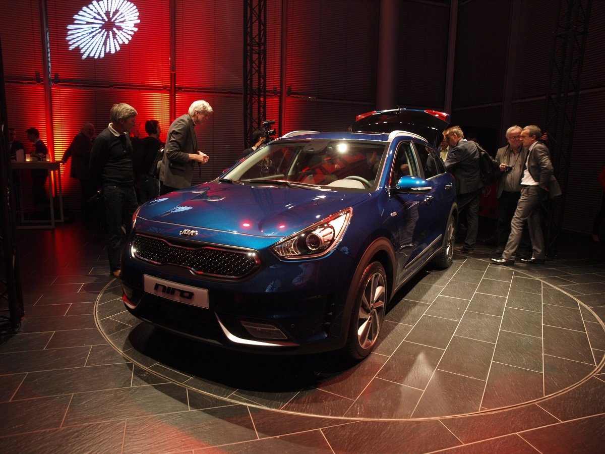 Nowy crossover, który zadebiutował podczas Chicago Auto Show, trafił właśnie do polskich salonów Kia. Model Niro został skonstruowany od podstaw i jest oferowany wyłącznie z napędem hybrydowym. / fot. Michał Kij Nowy crossover, który zadebiutował podczas Chicago Auto Show, trafił właśnie do polskich salonów Kia. Model Niro został skonstruowany od podstaw i jest oferowany wyłącznie z napędem hybrydowym. / fot. Michał Kij