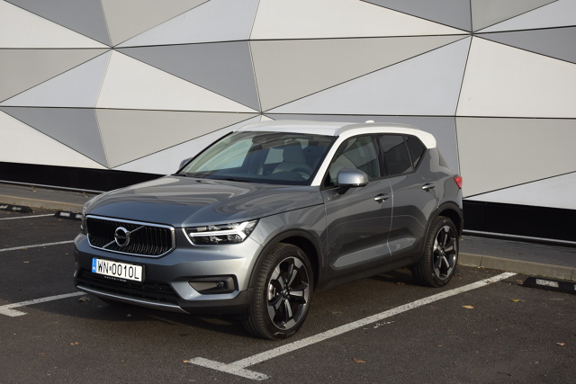 Volvo XC40
Volvo XC40 to dobrze wykonane auto. Komfort jazdy jest wysoki, a osiągi silnika 2.0 D4 zupełnie wystarczające. Zużycie paliwa jest w normie. Cena testowanego egzemplarza (184 450 zł) nie jest mała, ale to klasa premium i konkurenci z silnikami o porównywalnych parametrach i o porównywalnym wyposażeniu kosztują podobnie.
Fot. Marcin Rejmer Volvo XC40
Volvo XC40 to dobrze wykonane auto. Komfort jazdy jest wysoki, a osiągi silnika 2.0 D4 zupełnie wystarczające. Zużycie paliwa jest w normie. Cena testowanego egzemplarza (184 450 zł) nie jest mała, ale to klasa premium i konkurenci z silnikami o porównywalnych parametrach i o porównywalnym wyposażeniu kosztują podobnie.
Fot. Marcin Rejmer