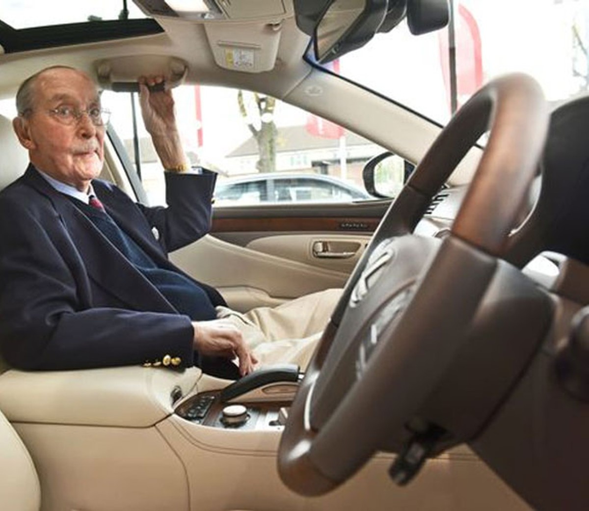 Lexus LS 600h L
Mieszkaniec Blockley w angielskim hrabstwie Gloucestershire sprawił sobie na setne urodziny nie lada prezent – superluksusową limuzynę Lexus LS 600h L. Ze względu na tak wyjątkową okazję, brytyjski oddział przygotował drobną niespodziankę, by szczególnie uhonorować swego stałego klienta.
Fot. Lexus Lexus LS 600h L
Mieszkaniec Blockley w angielskim hrabstwie Gloucestershire sprawił sobie na setne urodziny nie lada prezent – superluksusową limuzynę Lexus LS 600h L. Ze względu na tak wyjątkową okazję, brytyjski oddział przygotował drobną niespodziankę, by szczególnie uhonorować swego stałego klienta.
Fot. Lexus