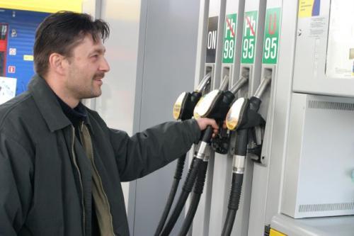 Fot. Robert Kwiatek: Od nowego roku właściciele Nys, Żuków, Maluchów, „dużych Fiatów” i Polonezów wyprodukowanych przed 1990 rokiem, którzy dotąd tankowali U95, będą skazani na kupowanie normalnej benzyny bezołowiowej. We własnym zakresie trze Fot. Robert Kwiatek: Od nowego roku właściciele Nys, Żuków, Maluchów, „dużych Fiatów” i Polonezów wyprodukowanych przed 1990 rokiem, którzy dotąd tankowali U95, będą skazani na kupowanie normalnej benzyny bezołowiowej. We własnym zakresie trze