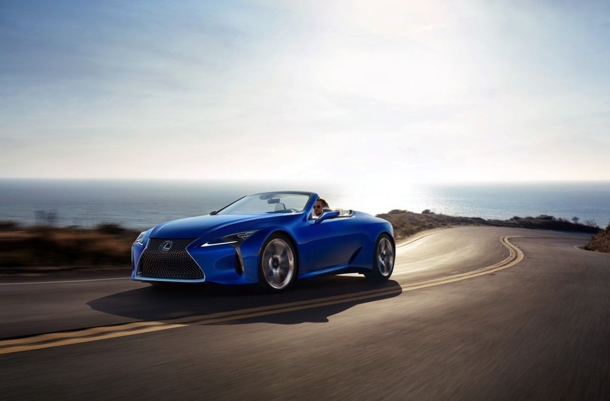 Lexus LC Convertible
Posiadanie samochodów z nadwoziem typu kabriolet oznacza nie tylko pozytywy płynące z niewątpliwej przyjemności jazdy takim autem. To również obowiązki. Dach w takim samochodzie to bardzo często skomplikowana "machina" składająca się z niezliczonej ilości przekładni, siłowników, elektroniki i oczywiście poszycia. O każdy z tych elementów trzeba odpowiednio dbać - w przeciwnym razie właściciela czekają niemałe wydatki.
Fot. Lexus Lexus LC Convertible
Posiadanie samochodów z nadwoziem typu kabriolet oznacza nie tylko pozytywy płynące z niewątpliwej przyjemności jazdy takim autem. To również obowiązki. Dach w takim samochodzie to bardzo często skomplikowana "machina" składająca się z niezliczonej ilości przekładni, siłowników, elektroniki i oczywiście poszycia. O każdy z tych elementów trzeba odpowiednio dbać - w przeciwnym razie właściciela czekają niemałe wydatki.
Fot. Lexus