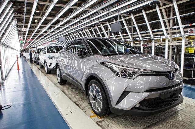 Toyota C-HR
Toyota uruchomiła produkcję crossovera C-HR w fabryce Toyota Motor Manufacturing Turkey (TMMT) w miejscowości Sakarya w Turcji. Toyota C-HR jest ósmym modelem marki aktualnie produkowanym w Europie.
Fot. Toyota Toyota C-HR
Toyota uruchomiła produkcję crossovera C-HR w fabryce Toyota Motor Manufacturing Turkey (TMMT) w miejscowości Sakarya w Turcji. Toyota C-HR jest ósmym modelem marki aktualnie produkowanym w Europie.
Fot. Toyota