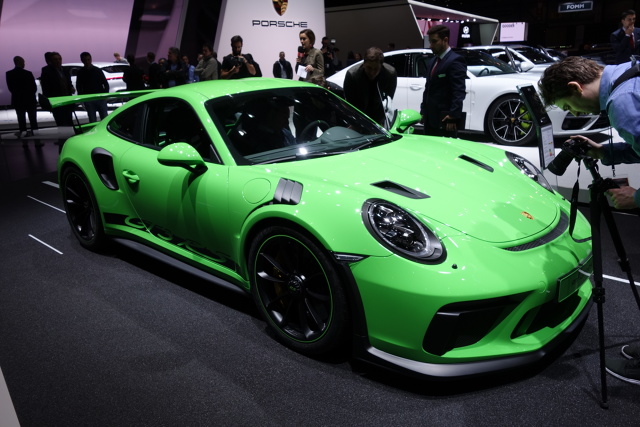 Porsche 911 GT3 RS
To trzeci po modelach 911 GT3 oraz 911 GT2 RS sportowy samochód GT dopuszczony do ruchu na publicznych drogach, jaki Porsche wprowadza na rynek w ciągu jednego roku.
Fot. Ryszard M. Perczak Porsche 911 GT3 RS
To trzeci po modelach 911 GT3 oraz 911 GT2 RS sportowy samochód GT dopuszczony do ruchu na publicznych drogach, jaki Porsche wprowadza na rynek w ciągu jednego roku.
Fot. Ryszard M. Perczak