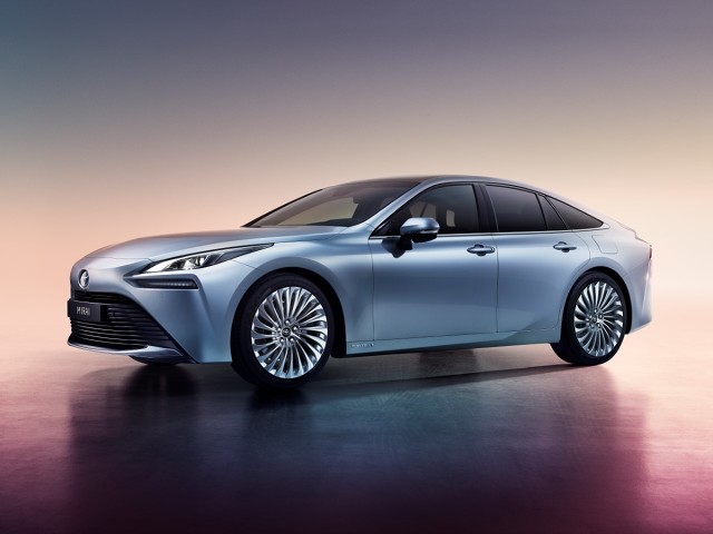 Toyota Mirai II
Rynkowa premiera Toyoty Mirai 2. generacji jest zaplanowana na koniec 2020 roku, początkowo w Japonii, Stanach Zjednoczonych i Europie. Samochód nie tylko zademonstruje atuty nowej technologii bezemisyjnego napędu na ogniwa paliwowe, ale także będzie stanowił dowód, że auto z alternatywnym napędem może mieć jednocześnie atrakcyjny design i zapewniać bardzo dobre wrażenia z jazdy.
Fot. Toyota Toyota Mirai II
Rynkowa premiera Toyoty Mirai 2. generacji jest zaplanowana na koniec 2020 roku, początkowo w Japonii, Stanach Zjednoczonych i Europie. Samochód nie tylko zademonstruje atuty nowej technologii bezemisyjnego napędu na ogniwa paliwowe, ale także będzie stanowił dowód, że auto z alternatywnym napędem może mieć jednocześnie atrakcyjny design i zapewniać bardzo dobre wrażenia z jazdy.
Fot. Toyota