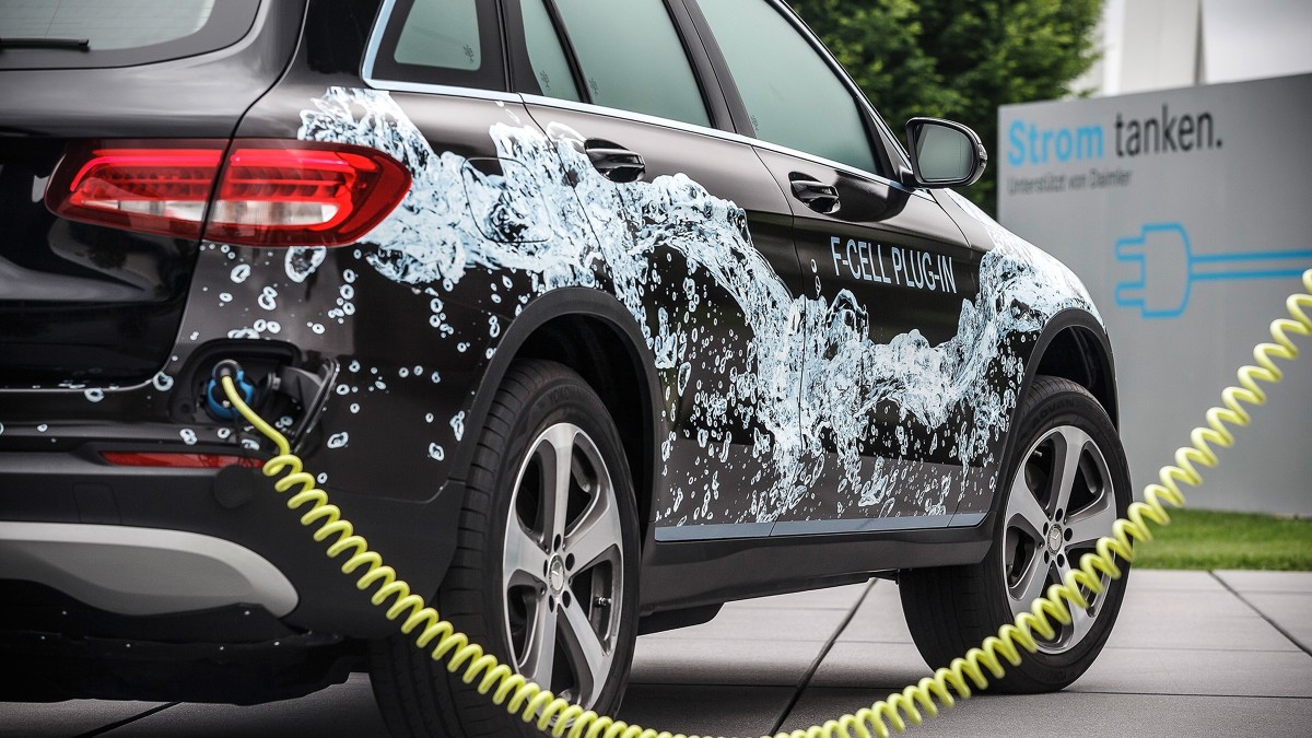 Mercedes GLC F-CELL
Przedstawiciele Mercedesa zapewniają, że samochód na tle konkurencji ma wyróżniać fakt, że będzie go można doładować z domowego gniazdka.
Fot. Mercedes-Benz Mercedes GLC F-CELL
Przedstawiciele Mercedesa zapewniają, że samochód na tle konkurencji ma wyróżniać fakt, że będzie go można doładować z domowego gniazdka.
Fot. Mercedes-Benz
