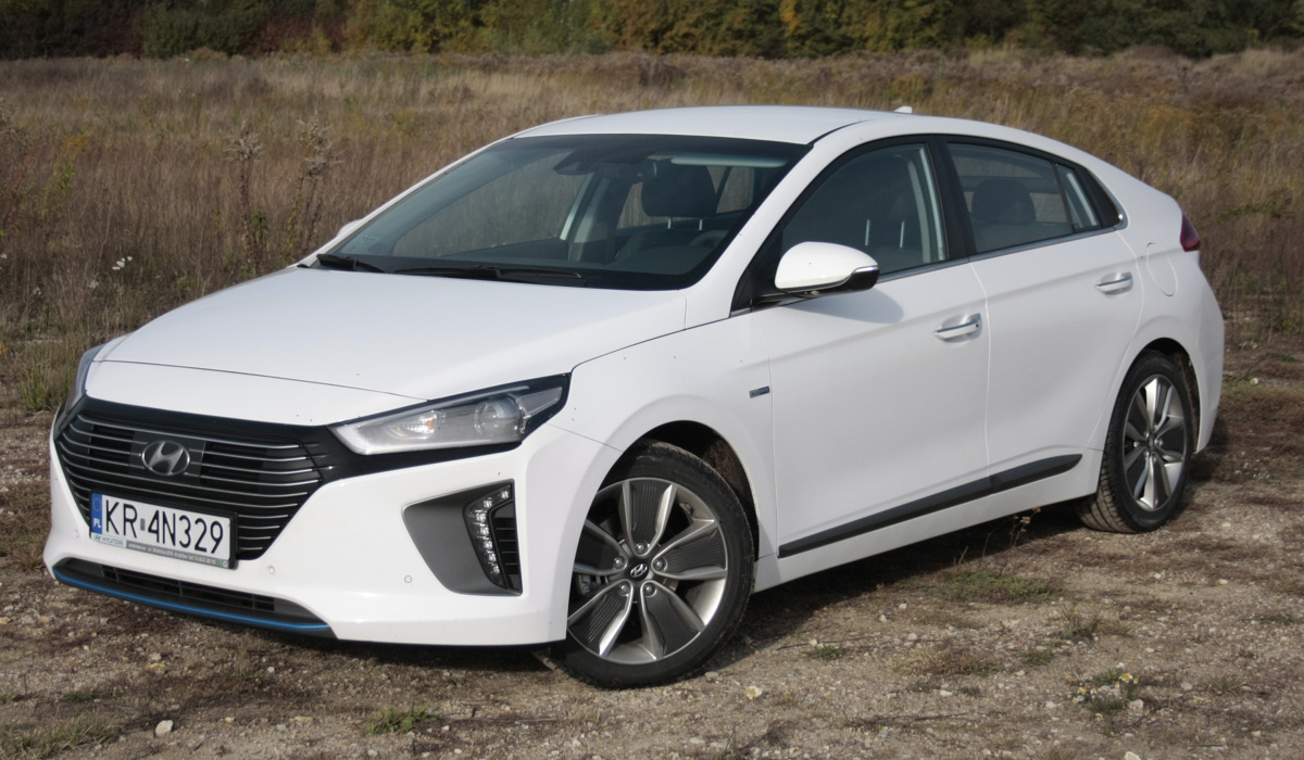 Hyundai Ioniq
Ioniq to pierwszy na świecie samochód z trzema różnymi typami napędu – hybrydowym (spalinowo-elektrycznym), w pełni elektrycznym oraz hybrydowym typu plug-in, czyli z możliwością doładowywania akumulatora. Jeszcze nikt nie podszedł do napędów alternatywnych tak kompleksowo.
Fot. Dariusz Dobosz Hyundai Ioniq
Ioniq to pierwszy na świecie samochód z trzema różnymi typami napędu – hybrydowym (spalinowo-elektrycznym), w pełni elektrycznym oraz hybrydowym typu plug-in, czyli z możliwością doładowywania akumulatora. Jeszcze nikt nie podszedł do napędów alternatywnych tak kompleksowo.
Fot. Dariusz Dobosz