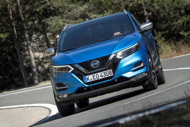 Nissan Qashqai
W Nissanie Qashqai trzy wersje silnika 1.3 zastępują trzy starsze konfiguracje: 1.2 115 KM z przekładnią manualną i CVT oraz 1.6 163 KM ze skrzynią manualną.
Fot. Nissan Nissan Qashqai
W Nissanie Qashqai trzy wersje silnika 1.3 zastępują trzy starsze konfiguracje: 1.2 115 KM z przekładnią manualną i CVT oraz 1.6 163 KM ze skrzynią manualną.
Fot. Nissan
