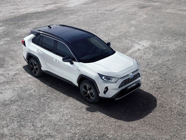 Toyota RAV4
7 grudnia rusza przedsprzedaż nowej Toyoty RAV4. Piąta generacja modelu będzie oferowana w Europie z napędem hybrydowym i silnikiem benzynowym 2,0 l. Cena RAV4 Hybrid w wersji Selection z dwukolorowym nadwoziem wynosi w przedsprzedaży 159 900 zł.
Fot. Toyota Toyota RAV4
7 grudnia rusza przedsprzedaż nowej Toyoty RAV4. Piąta generacja modelu będzie oferowana w Europie z napędem hybrydowym i silnikiem benzynowym 2,0 l. Cena RAV4 Hybrid w wersji Selection z dwukolorowym nadwoziem wynosi w przedsprzedaży 159 900 zł.
Fot. Toyota