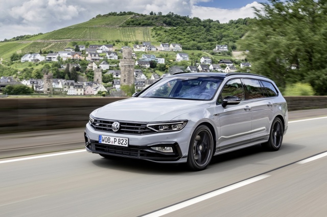 Volkswagen Arteon R-Line
Ceny Arteona R-Line Edition zaczynają się od 205 900 zł za wariant benzynowy o mocy 190 KM z DSG i napędem na przód.
Fot. Volkswagen Volkswagen Arteon R-Line
Ceny Arteona R-Line Edition zaczynają się od 205 900 zł za wariant benzynowy o mocy 190 KM z DSG i napędem na przód.
Fot. Volkswagen