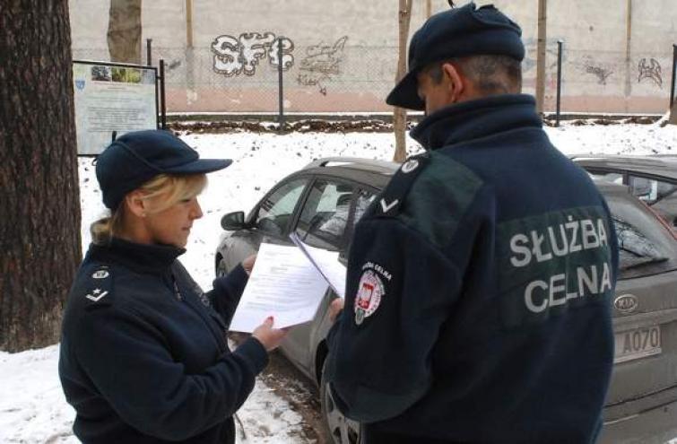 Służba celna chce kontrolować kierowców w nieoznakowanych autach Służba celna chce kontrolować kierowców w nieoznakowanych autach