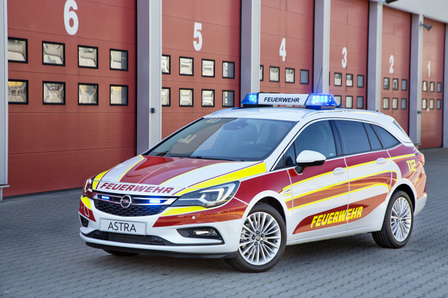 Nowy Opel Astra Sports Tourer jest gotowy do działania jako przyszłe mobilne centrum dowodzenia dla służb ratunkowych. Opel już w fabryce wyposażył nowe kombi w system sygnalizacji obejmujący niebieskie migające lampy z przodu oraz niebieskie światła ostrzegawcze z tyłu — wszystkie w technologii LED. Towarzyszący mu panel sterowania BT 220 umieszczono w zasięgu ręki, w konsoli środkowej / Fot. Opel Nowy Opel Astra Sports Tourer jest gotowy do działania jako przyszłe mobilne centrum dowodzenia dla służb ratunkowych. Opel już w fabryce wyposażył nowe kombi w system sygnalizacji obejmujący niebieskie migające lampy z przodu oraz niebieskie światła ostrzegawcze z tyłu — wszystkie w technologii LED. Towarzyszący mu panel sterowania BT 220 umieszczono w zasięgu ręki, w konsoli środkowej / Fot. Opel