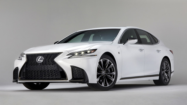 Lexus LS500 F Sport
LS 500 został zbudowany w oparciu o przedłużoną wersję platformy GA–L (Global Architecture for Luxury vehicles), opracowanej dla nowego coupé Lexus LC 500. Wyposażenie LS 500 F SPORT w 20-calowe koła z oponami 245/45RF20+ i 275/40RF20 oraz większe hamulce (6-tłoczkowe z przodu i 4-tłoczkowe z tyłu) pozwala lepiej wykorzystać potencjał platformy.
Fot. Lexus Lexus LS500 F Sport
LS 500 został zbudowany w oparciu o przedłużoną wersję platformy GA–L (Global Architecture for Luxury vehicles), opracowanej dla nowego coupé Lexus LC 500. Wyposażenie LS 500 F SPORT w 20-calowe koła z oponami 245/45RF20+ i 275/40RF20 oraz większe hamulce (6-tłoczkowe z przodu i 4-tłoczkowe z tyłu) pozwala lepiej wykorzystać potencjał platformy.
Fot. Lexus