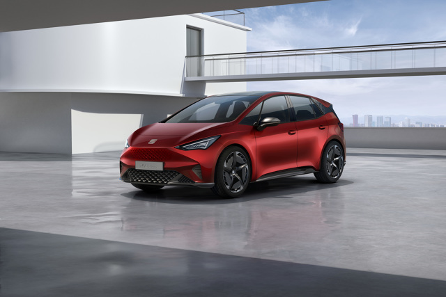 Seat el-Born
Sercem pojazdu jest 204-konny silnik elektryczny zasilany zestawem akumulatorów o wydajności 62 kWh. Dzięki tym parametrom, zasięg el-Born wydłuża się do 420 km (według WLTP), a przyspieszenie od 0 do 100 km/h zajmuje 7,5 sekundy.
Fot. Seat Seat el-Born
Sercem pojazdu jest 204-konny silnik elektryczny zasilany zestawem akumulatorów o wydajności 62 kWh. Dzięki tym parametrom, zasięg el-Born wydłuża się do 420 km (według WLTP), a przyspieszenie od 0 do 100 km/h zajmuje 7,5 sekundy.
Fot. Seat