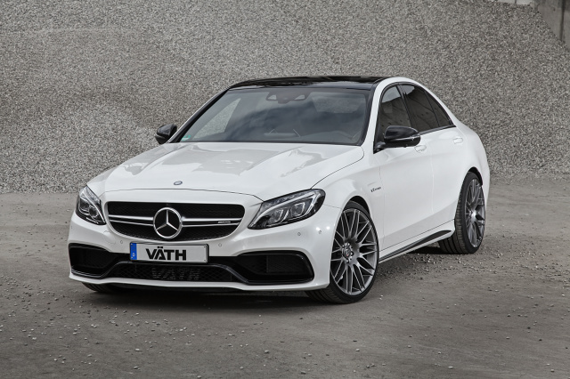 Mercedes-AMG C63
Kto szuka naprawdę mocnych wrażeń, może zdecydować się na pakiet V 63 RS, który obejmuje zoptymalizowane turbosprężarki oraz zmodyfikowane początkowe odcinki układu wydechowego. Väth deklaruje, że z tym pakietem Mercedes-AMG C 63 rozwinie 660-680 KM.
Fot. Jordi Miranda Mercedes-AMG C63
Kto szuka naprawdę mocnych wrażeń, może zdecydować się na pakiet V 63 RS, który obejmuje zoptymalizowane turbosprężarki oraz zmodyfikowane początkowe odcinki układu wydechowego. Väth deklaruje, że z tym pakietem Mercedes-AMG C 63 rozwinie 660-680 KM.
Fot. Jordi Miranda