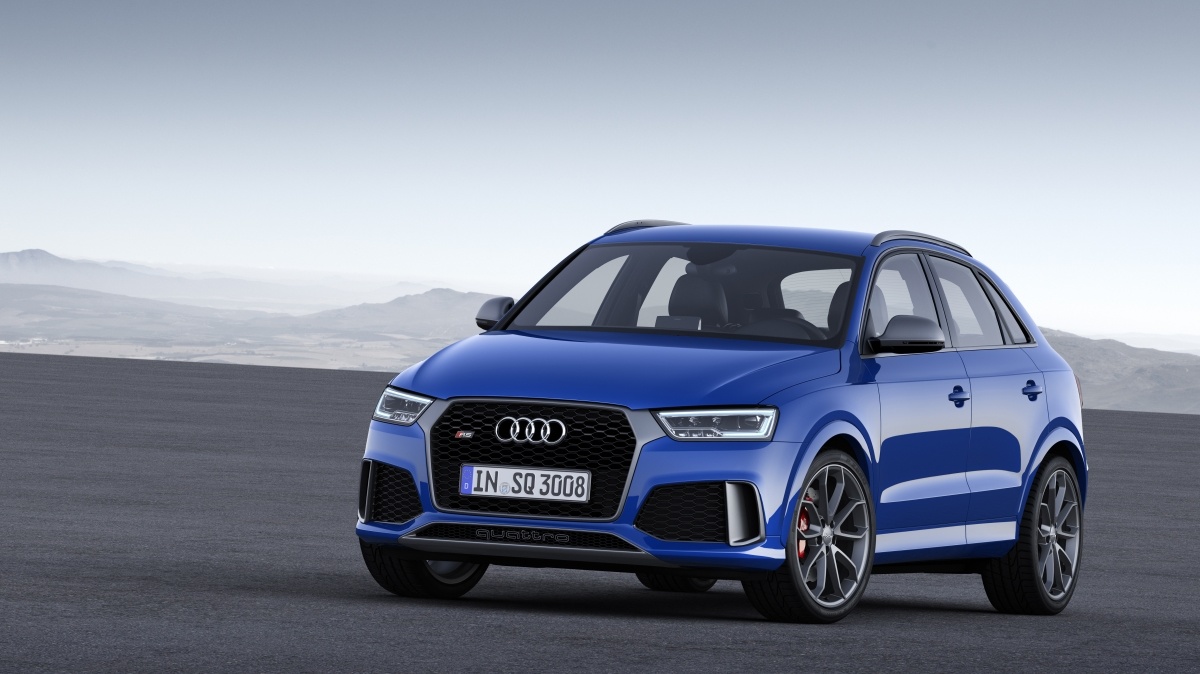 W porównaniu z Audi RS Q3, w modelu performance zwiększono moc silnika 2.5 TFSI. Stosując bardziej efektywny sposób chłodzenia, wykorzystujący nową chłodnicę oraz zoptymalizowaną pompę paliwową, konstruktorzy zapewnili pięciocylindrowej jednostce turbo zamontowanej w RS Q3 performance moc większą o 20 kW (27 KM) / Fot. Audi W porównaniu z Audi RS Q3, w modelu performance zwiększono moc silnika 2.5 TFSI. Stosując bardziej efektywny sposób chłodzenia, wykorzystujący nową chłodnicę oraz zoptymalizowaną pompę paliwową, konstruktorzy zapewnili pięciocylindrowej jednostce turbo zamontowanej w RS Q3 performance moc większą o 20 kW (27 KM) / Fot. Audi